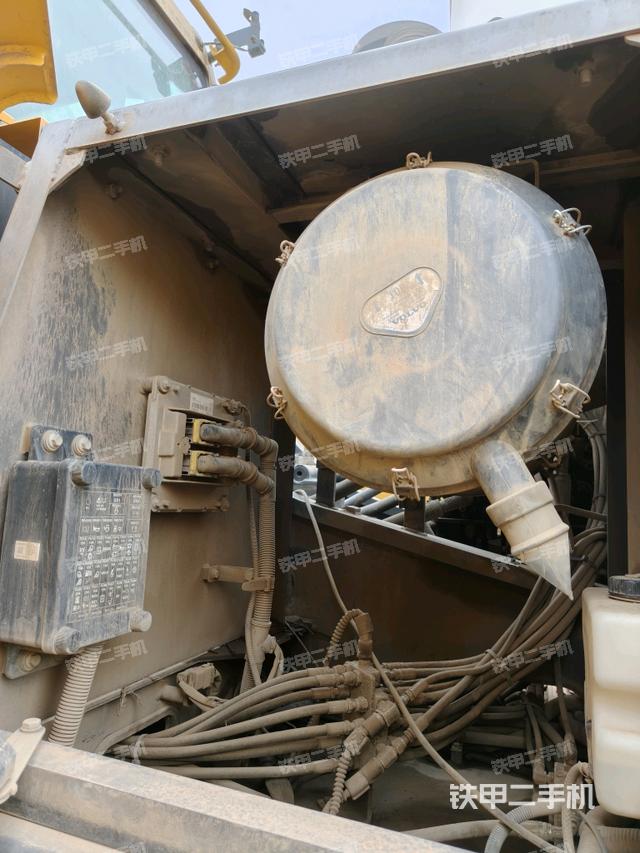 散熱器正面(大件艙室) 散熱器正面(大件艙室)