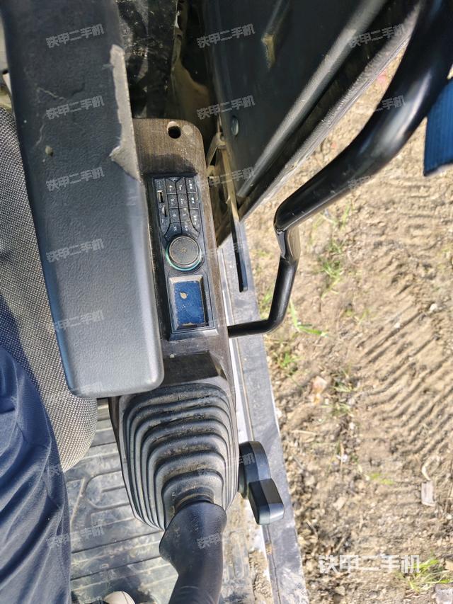 座椅左侧控制台/音响/含左手柄(驾驶室部分) 座椅左侧控制台/音响/含左手柄(驾驶室部分)