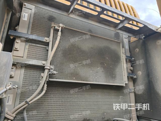 散熱器正面(大件艙室) 散熱器正面(大件艙室)