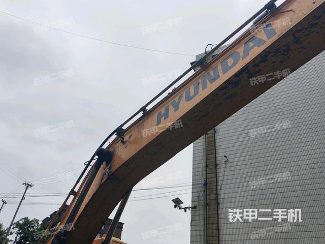 大臂油缸整体 竖拍（工作和回转装置）