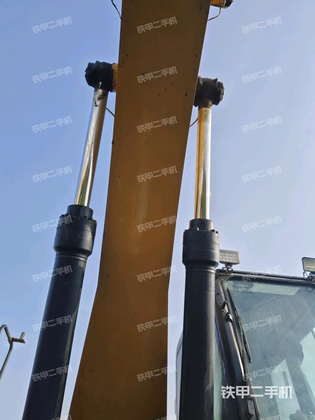 大臂油缸整体 竖拍(工作和回转装置) 大臂油缸整体 竖拍(工作和回转装置)