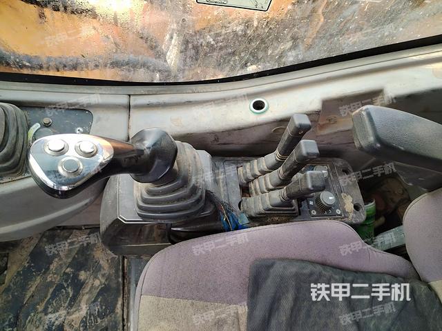 座椅右側(cè)控制臺/鑰匙門/油門/含右手柄(駕駛室部分) 座椅右側(cè)控制臺/鑰匙門/油門/含右手柄(駕駛室部分)