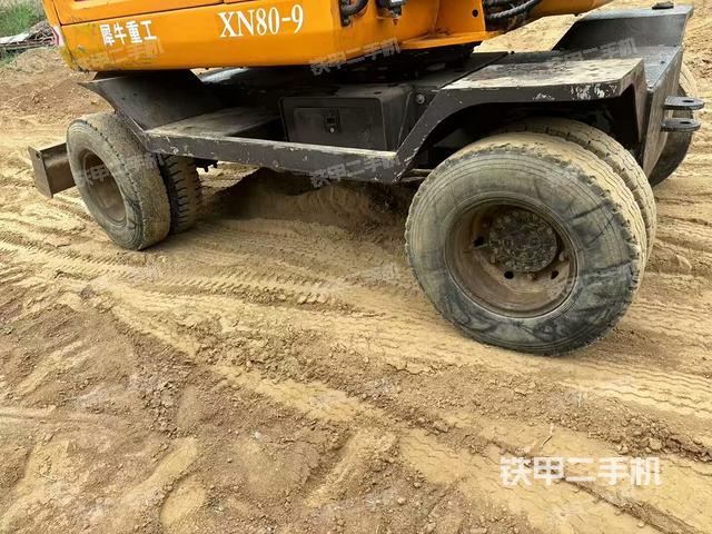 單側(cè)履帶整體(整機(jī)外觀) 單側(cè)履帶整體(整機(jī)外觀)