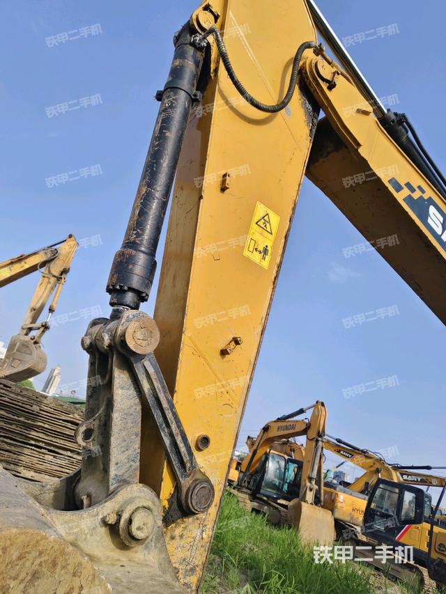 小臂整体左后(工作和回转装置) 小臂整体左后(工作和回转装置)