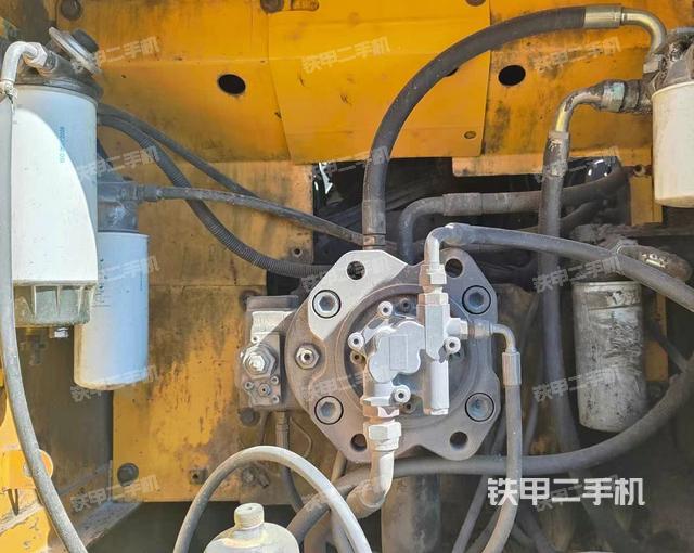 液壓泵艙室正面整體(整機(jī)外觀) 液壓泵艙室正面整體(整機(jī)外觀)