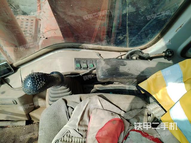 座椅右側(cè)控制臺/鑰匙門/油門/含右手柄(駕駛室部分) 座椅右側(cè)控制臺/鑰匙門/油門/含右手柄(駕駛室部分)