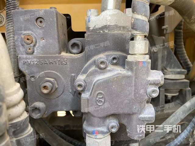 液壓泵艙室正面整體(整機外觀) 液壓泵艙室正面整體(整機外觀)
