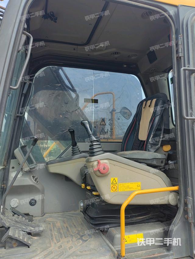 駕駛室整體(整機(jī)外觀) 駕駛室整體(整機(jī)外觀)