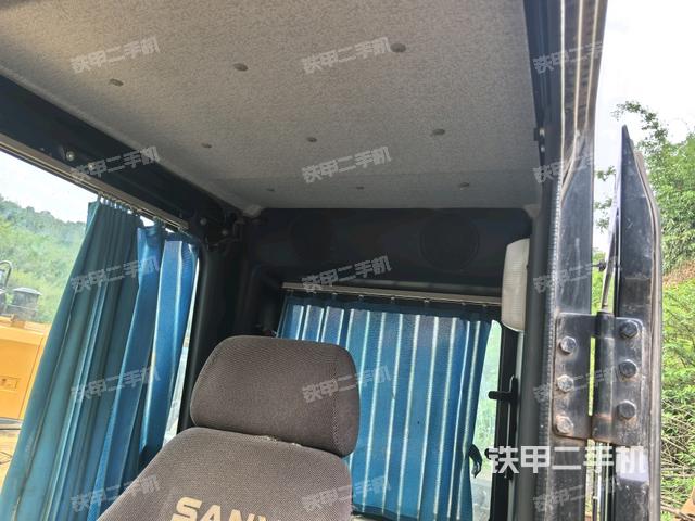 座椅后部(驾驶室部分) 座椅后部(驾驶室部分)