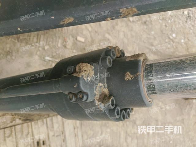 大臂油缸整体 竖拍（工作和回转装置）