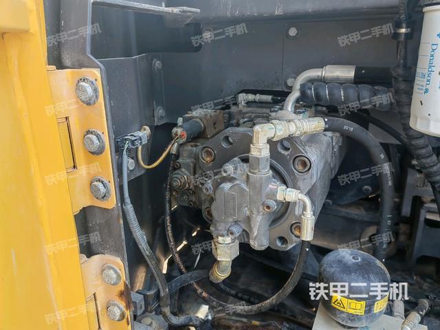 液壓泵艙室正面整體(整機(jī)外觀) 液壓泵艙室正面整體(整機(jī)外觀)