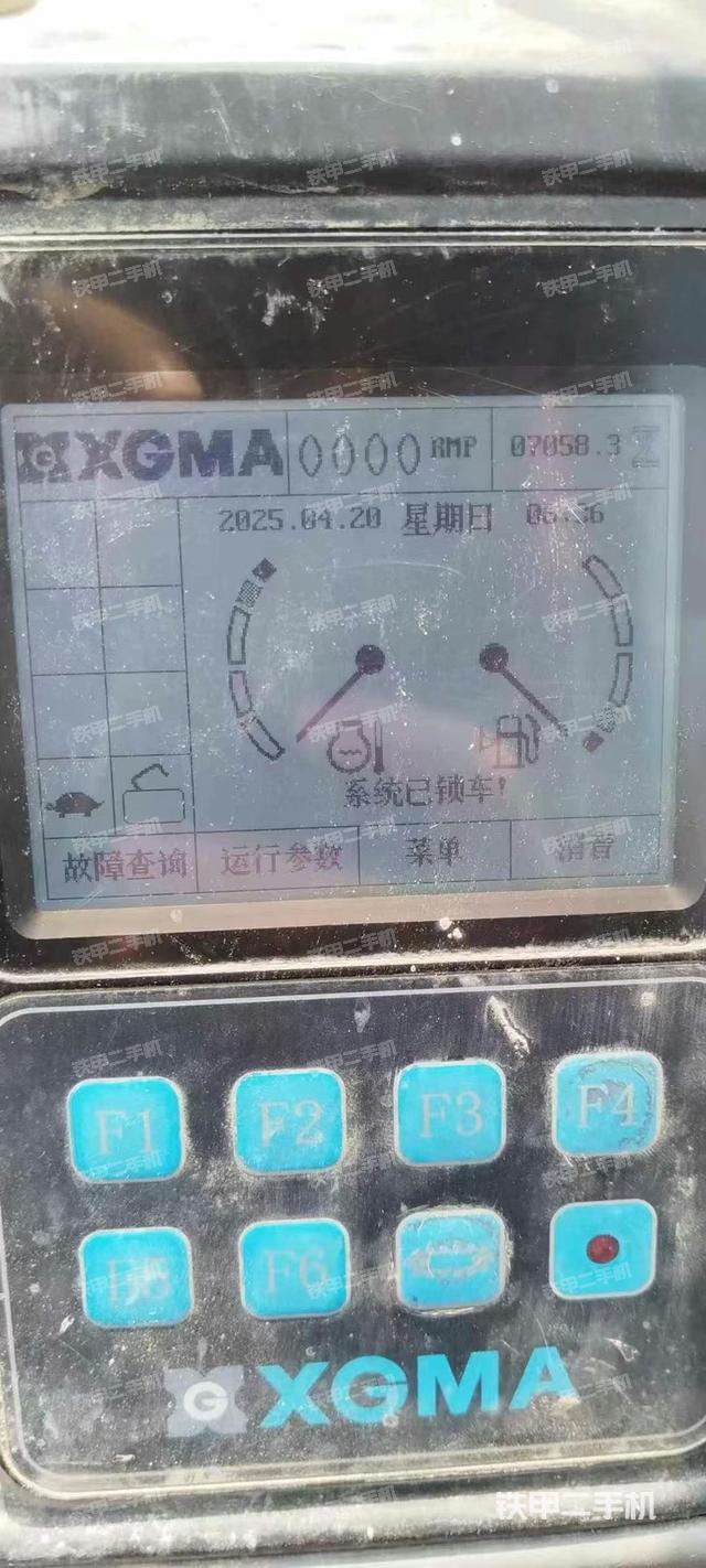 駕駛室整體(整機(jī)外觀(guān)) 駕駛室整體(整機(jī)外觀(guān))