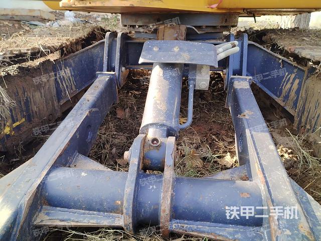 转盘和下车架正前(工作和回转装置) 转盘和下车架正前(工作和回转装置)