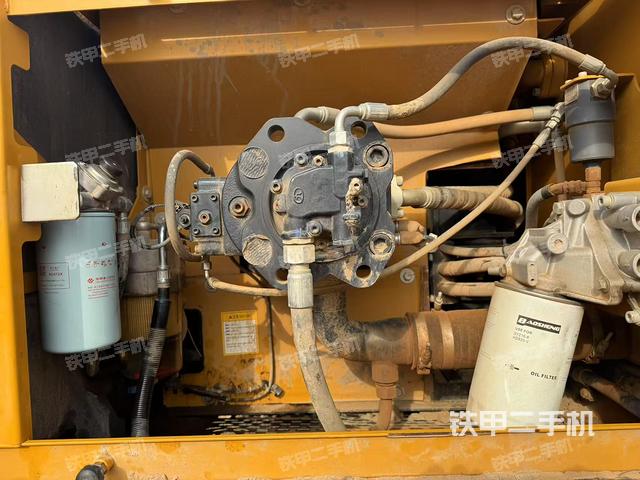 液壓泵艙室正面整體（整機外觀）