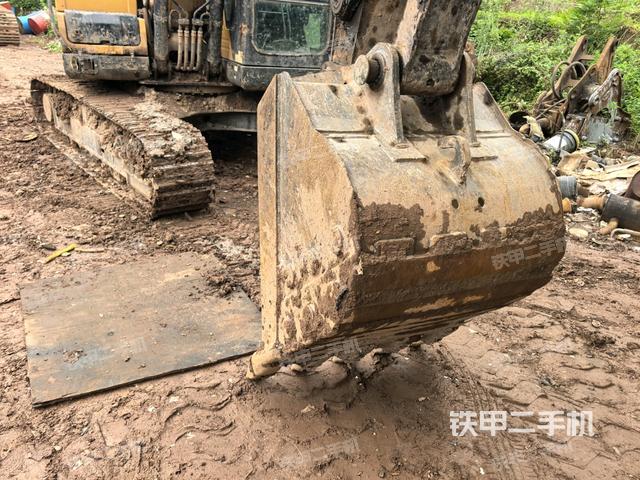 小臂整体左后(工作和回转装置) 小臂整体左后(工作和回转装置)