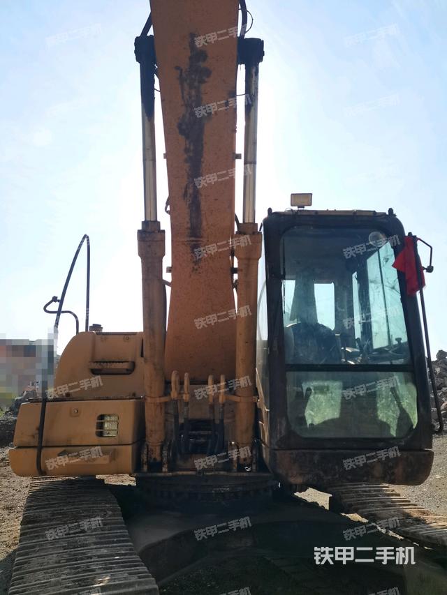 大臂油缸整体 竖拍(工作和回转装置) 大臂油缸整体 竖拍(工作和回转装置)