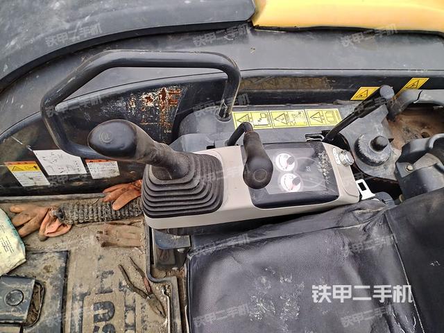 座椅右側(cè)控制臺/鑰匙門/油門/含右手柄（駕駛室部分）