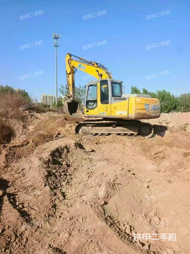 驾驶室顶部(整机外观) 驾驶室顶部(整机外观)