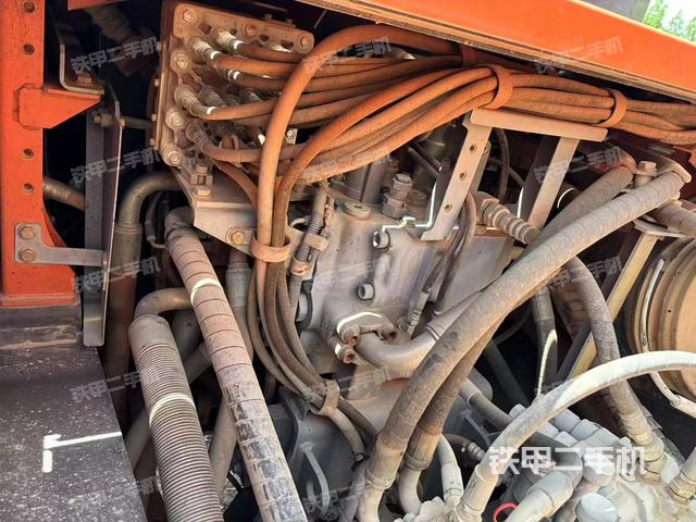 回轉(zhuǎn)馬達(dá)和主控閥(整機(jī)外觀) 回轉(zhuǎn)馬達(dá)和主控閥(整機(jī)外觀)