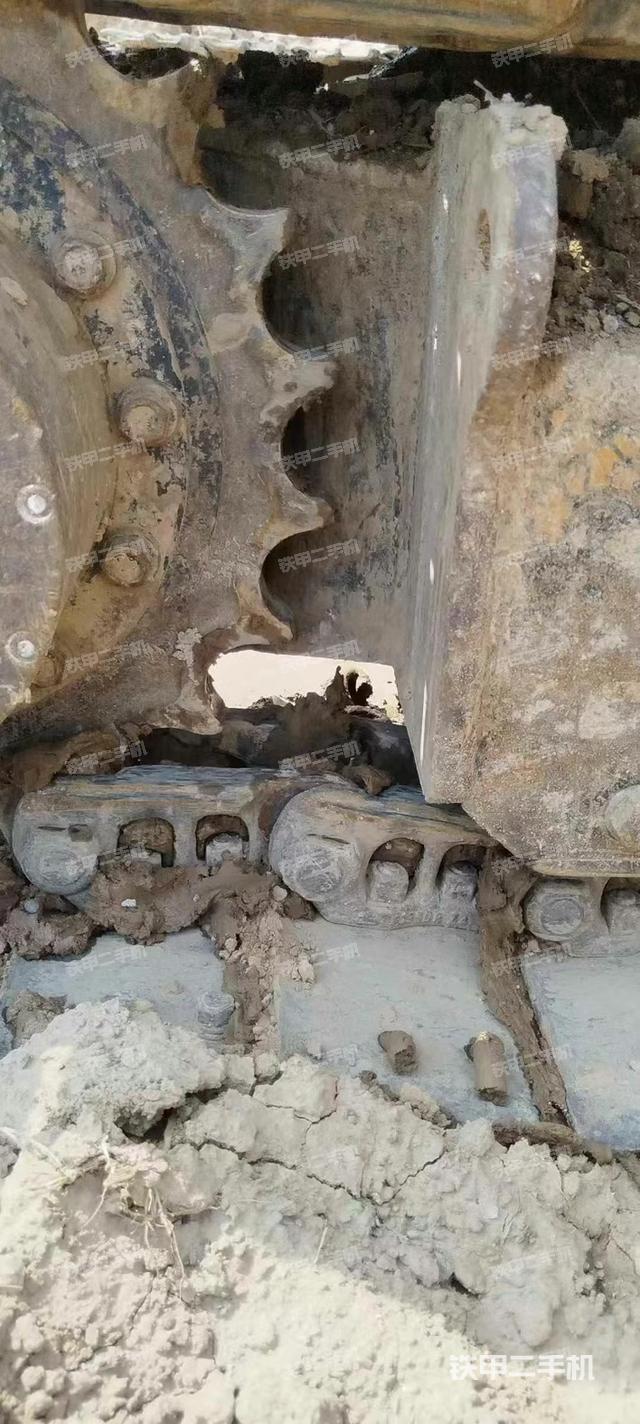 單側(cè)履帶整體(整機(jī)外觀(guān)) 單側(cè)履帶整體(整機(jī)外觀(guān))