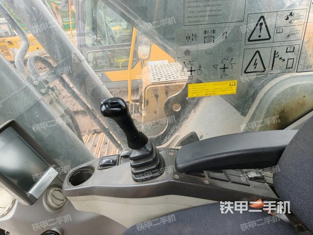 座椅右側(cè)控制臺(tái)/鑰匙門/油門/含右手柄(駕駛室部分) 座椅右側(cè)控制臺(tái)/鑰匙門/油門/含右手柄(駕駛室部分)