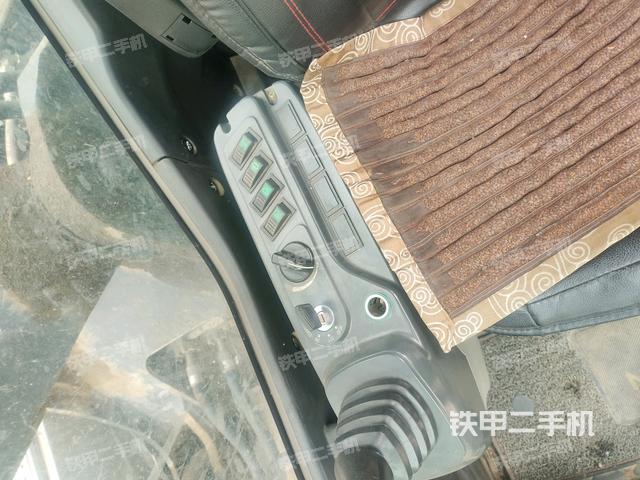 座椅右侧控制台/钥匙门/油门/含右手柄（驾驶室部分）