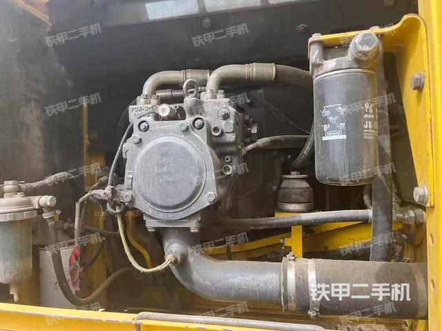 液压泵舱室正面整体（整机外观）