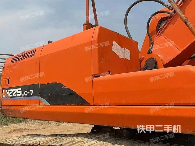 駕駛室頂部(整機外觀) 駕駛室頂部(整機外觀)