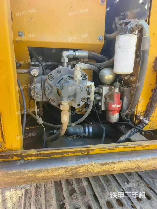 液压泵舱室正面整体(整机外观) 液压泵舱室正面整体(整机外观)