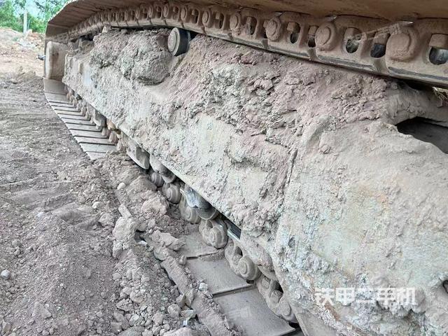 單側(cè)履帶整體(整機外觀) 單側(cè)履帶整體(整機外觀)