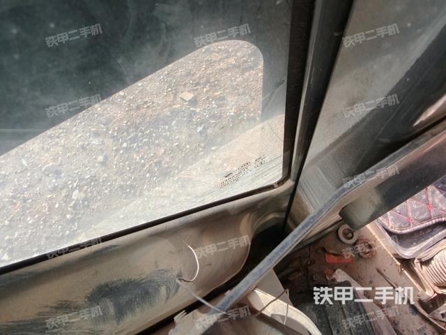 左后方玻璃角標（駕駛室部分）