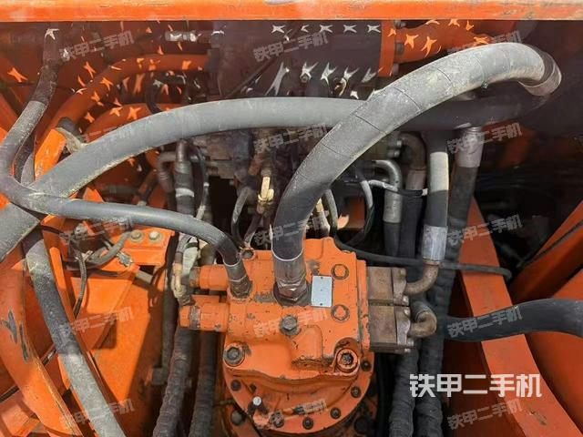 回轉(zhuǎn)馬達和主控閥(整機外觀) 回轉(zhuǎn)馬達和主控閥(整機外觀)