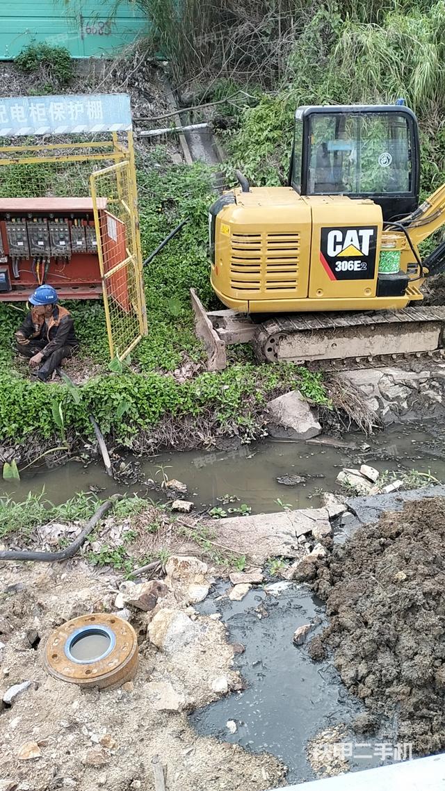 驾驶室顶部（整机外观）