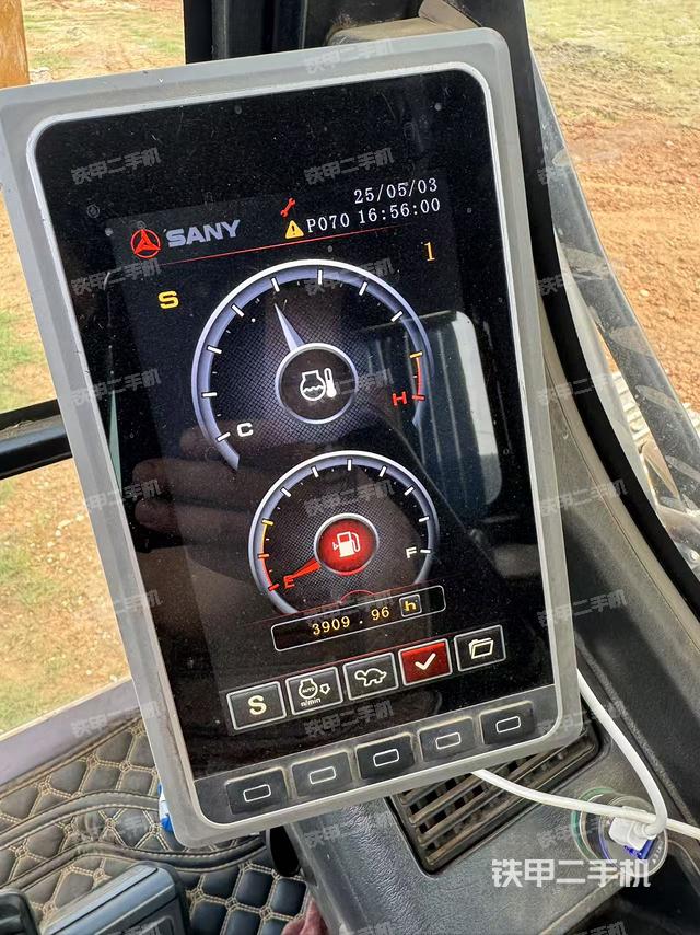 駕駛室整體（整機外觀）