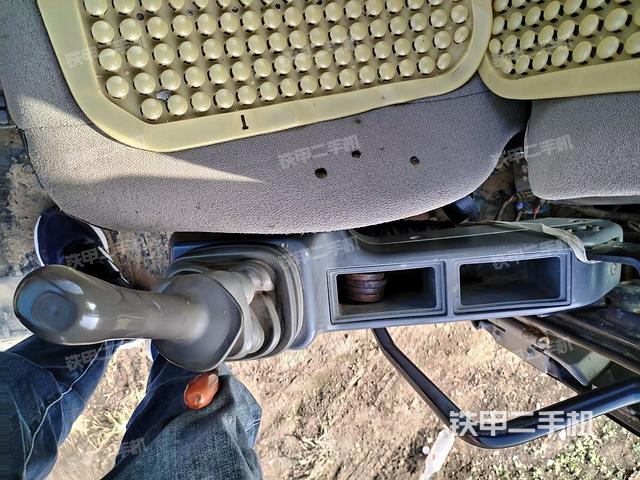 座椅左側(cè)控制臺(tái)/音響/含左手柄(駕駛室部分) 座椅左側(cè)控制臺(tái)/音響/含左手柄(駕駛室部分)