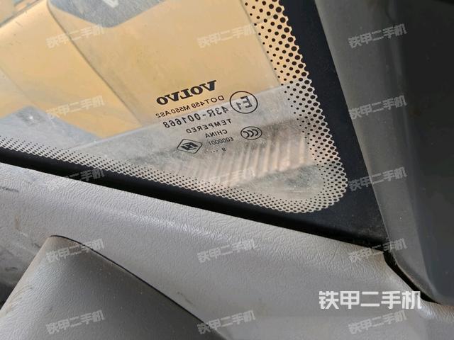 行走控制手柄和踏板?俯拍(駕駛室部分) 行走控制手柄和踏板?俯拍(駕駛室部分)