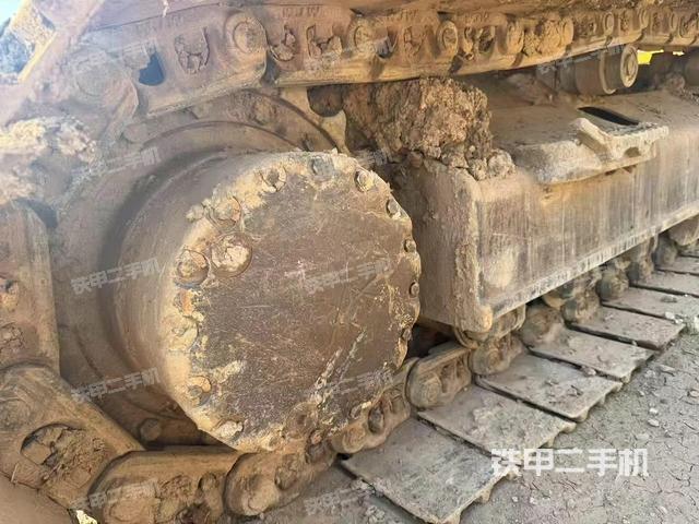 單側(cè)履帶整體(整機外觀) 單側(cè)履帶整體(整機外觀)