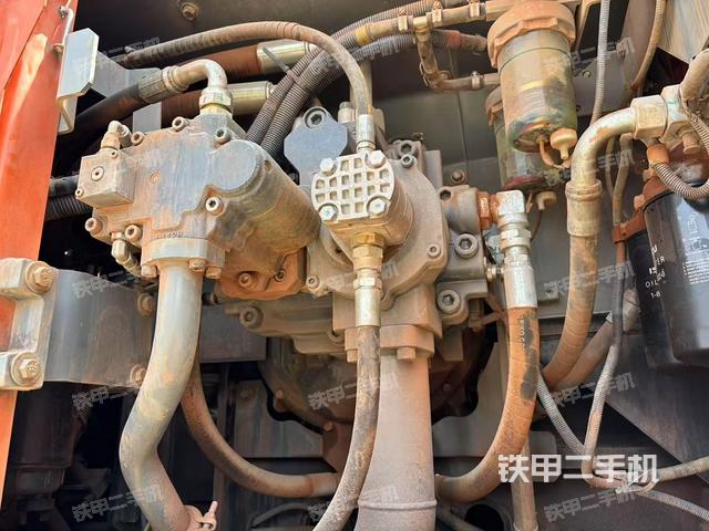 液壓泵艙室正面整體(整機(jī)外觀) 液壓泵艙室正面整體(整機(jī)外觀)