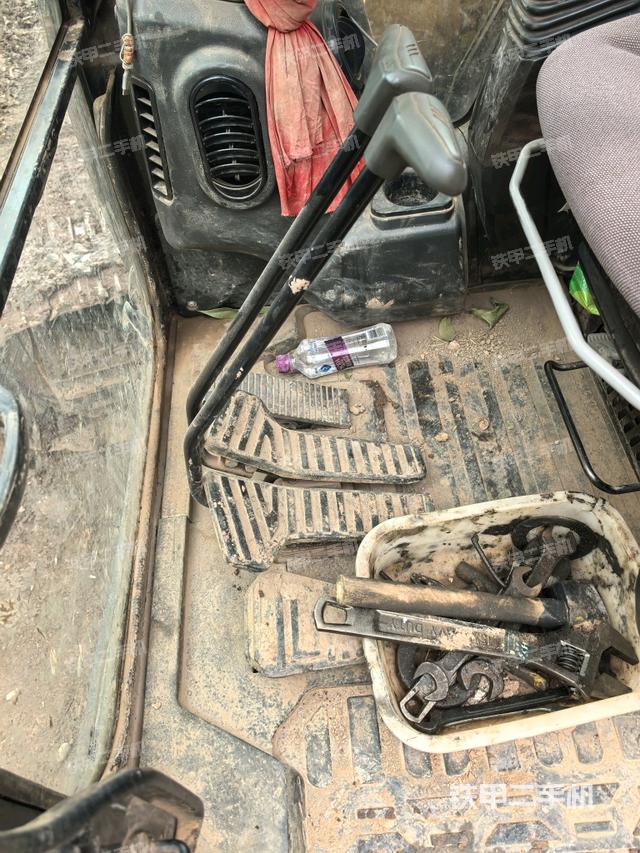 座椅右侧控制台/钥匙门/油门/含右手柄(驾驶室部分) 座椅右侧控制台/钥匙门/油门/含右手柄(驾驶室部分)