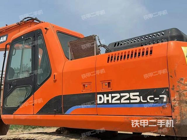 駕駛室整體(整機外觀) 駕駛室整體(整機外觀)