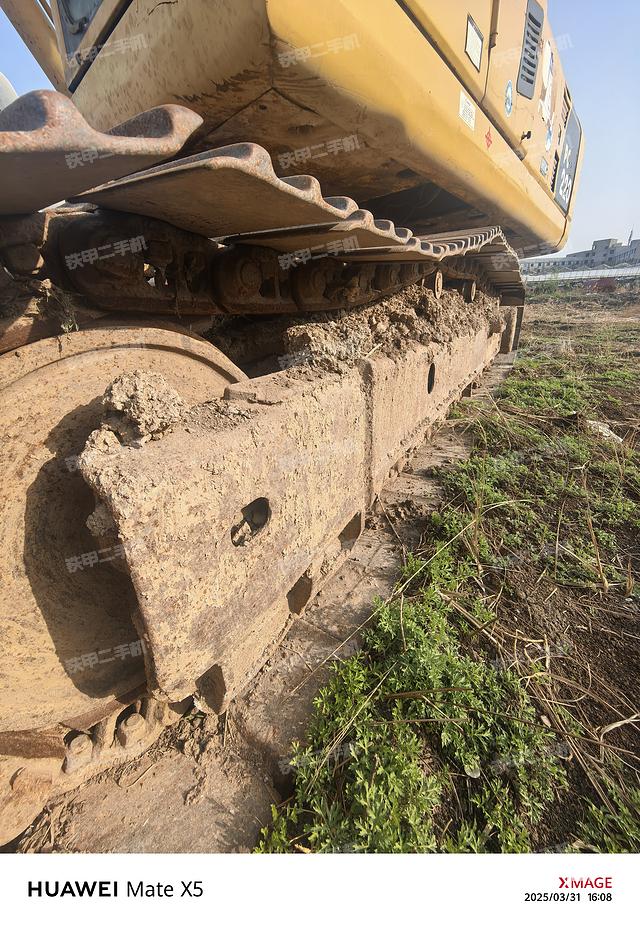 單側(cè)履帶整體(整機(jī)外觀) 單側(cè)履帶整體(整機(jī)外觀)