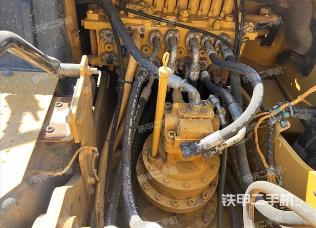 回轉(zhuǎn)馬達和主控閥(整機外觀) 回轉(zhuǎn)馬達和主控閥(整機外觀)