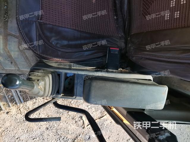 座椅左侧控制台/音响/含左手柄(驾驶室部分) 座椅左侧控制台/音响/含左手柄(驾驶室部分)