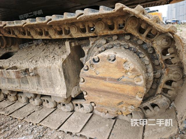 單側(cè)履帶整體(整機(jī)外觀) 單側(cè)履帶整體(整機(jī)外觀)