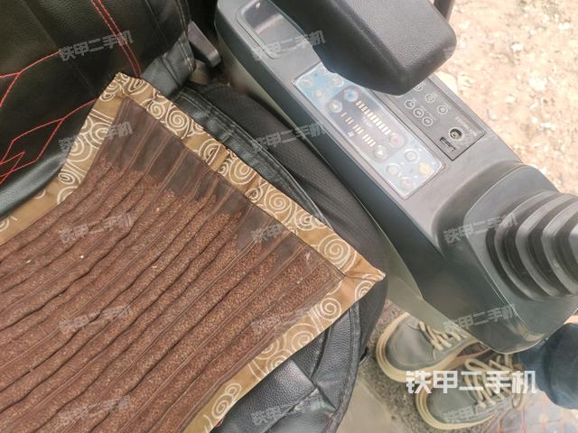 座椅左侧控制台/音响/含左手柄（驾驶室部分）