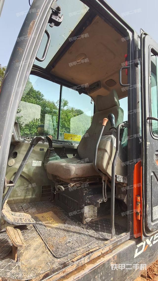 駕駛室整體(整機外觀) 駕駛室整體(整機外觀)