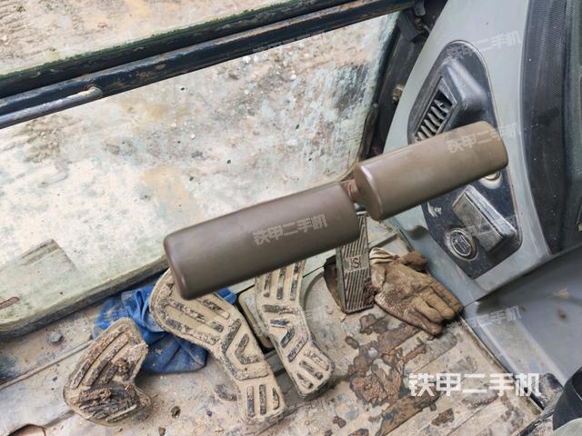 行走控制手柄和踏板 俯拍（驾驶室部分）