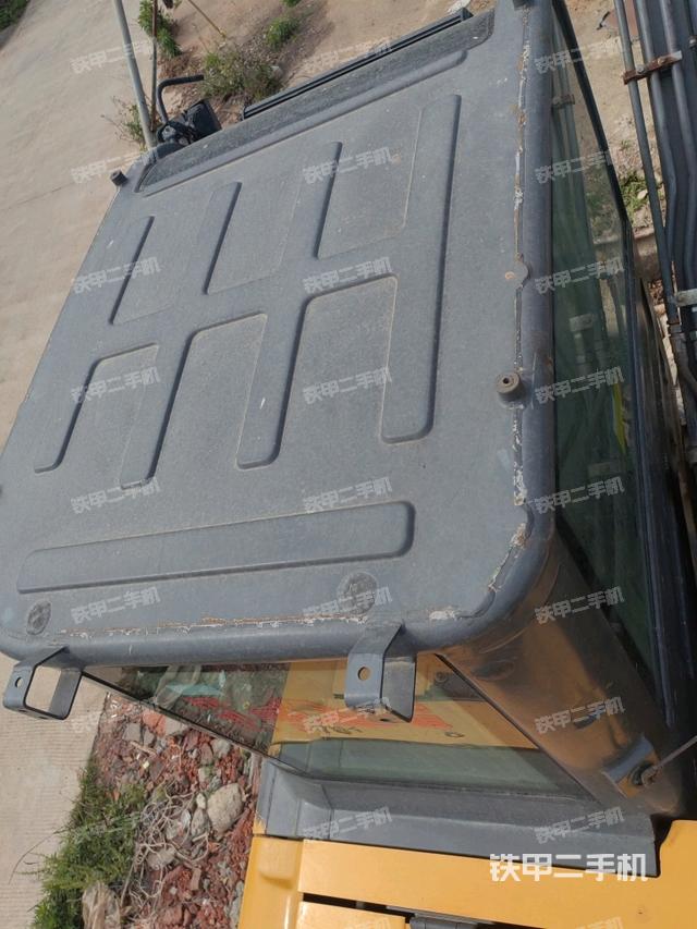 駕駛室頂部(整機(jī)外觀) 駕駛室頂部(整機(jī)外觀)