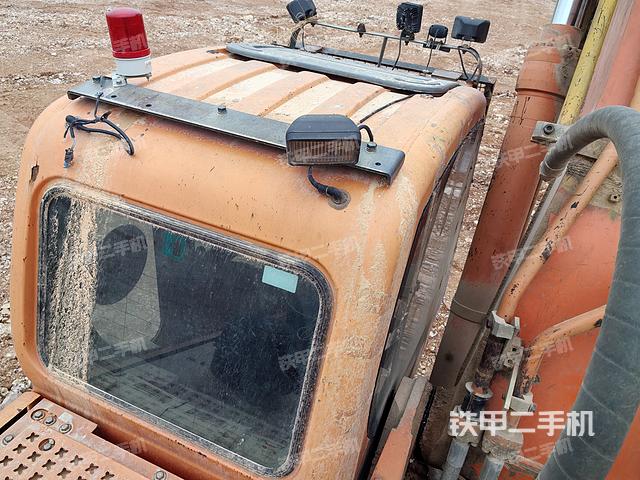 駕駛室頂部(整機(jī)外觀) 駕駛室頂部(整機(jī)外觀)