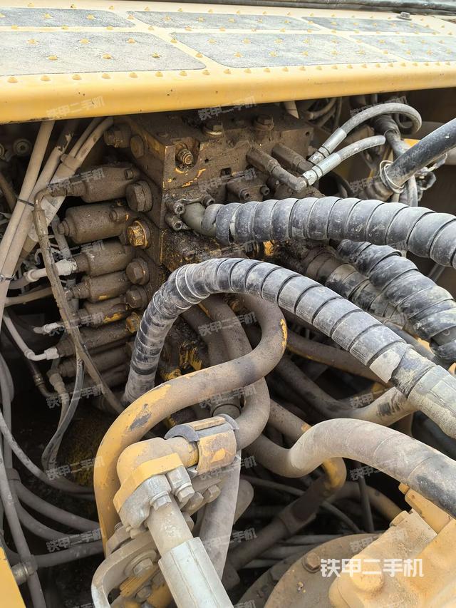 回转马达和主控阀（整机外观）